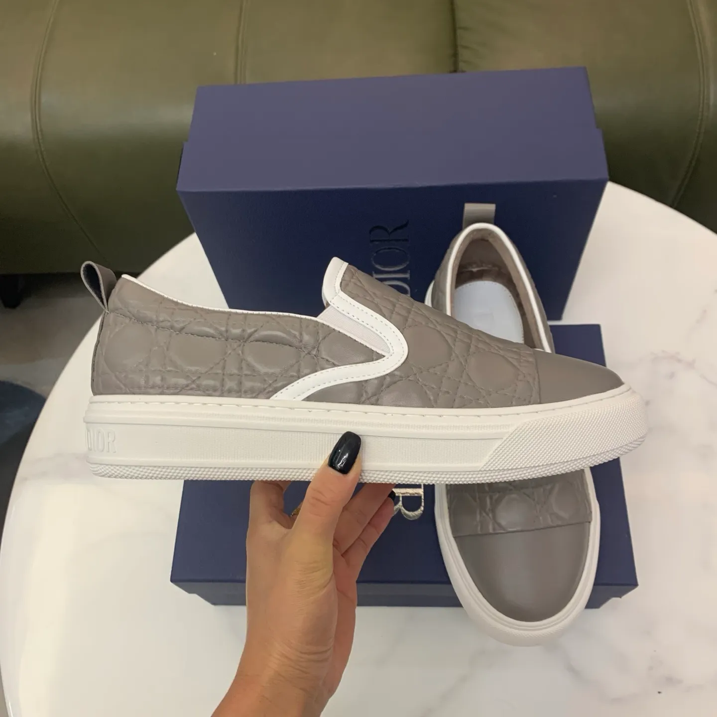 Men's men's shoes 💰400 [New style] 🧁🧁 Dior (velvet lining and leather lining are preferred when ordering) D's new product is on the market, full first-layer calfskin with embroidered classic diamond pattern D's craftsmanship, high-end and classy, ​​comfortable on the feet, versatile to wear, full of three-dimensional sense, available in 4 colors: black, coffee, gray and khaki, size: 39-44 (45 can be customized, cannot be returned)